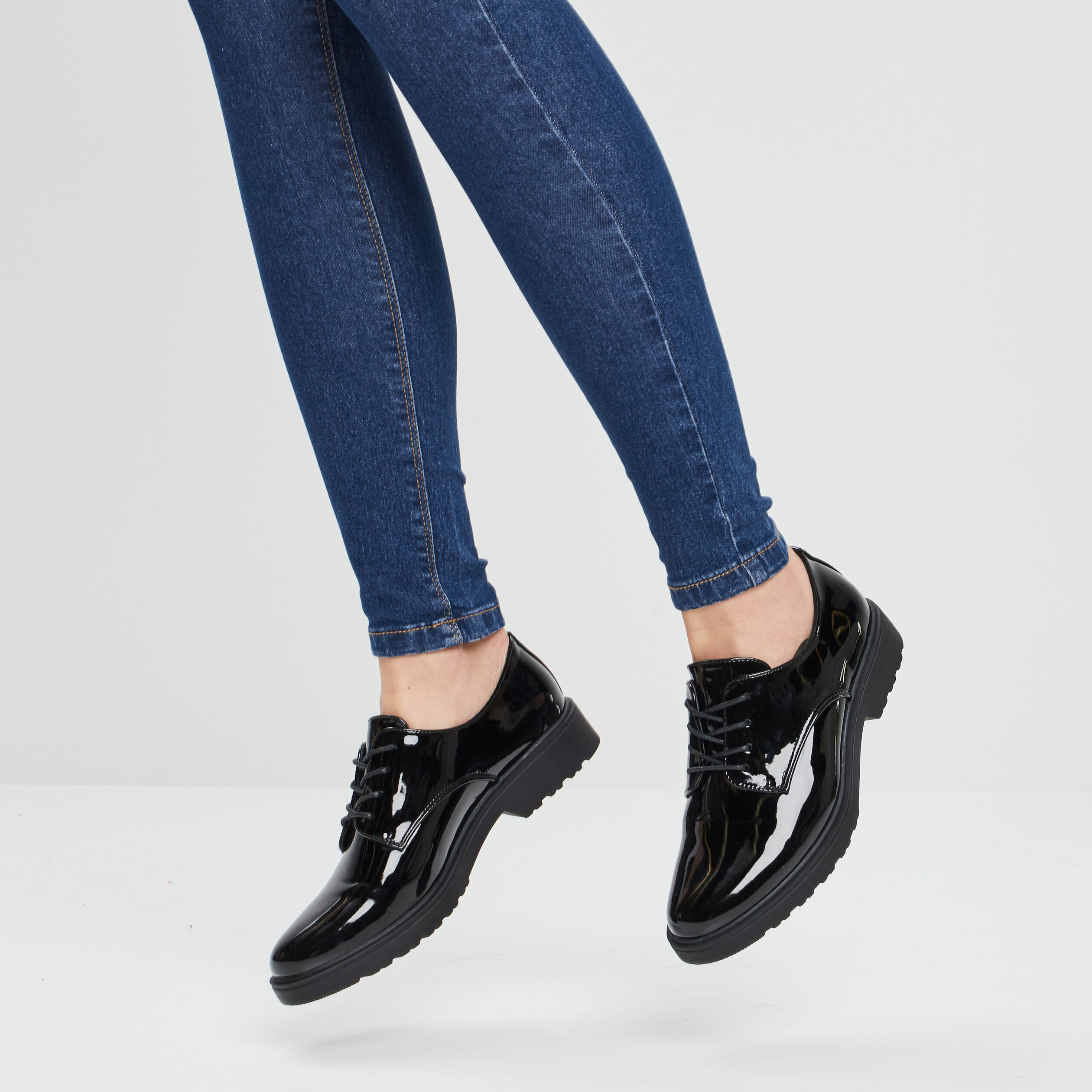 Derbies à lacets vernies Liberto noir femme | La Halle