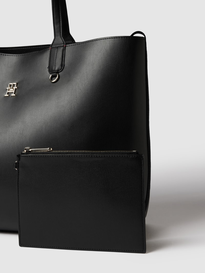 Shopper mit Label-Applikation Modell 'ICONIC' in schwarz