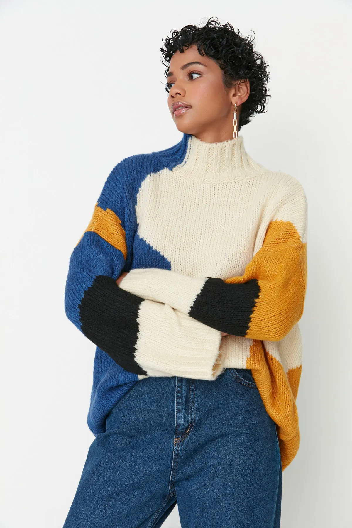 Trendyol Collection  Mehrfarbiger Strickpullover mit weicher Textur und Farbblockdesign TWOAW20XS0047