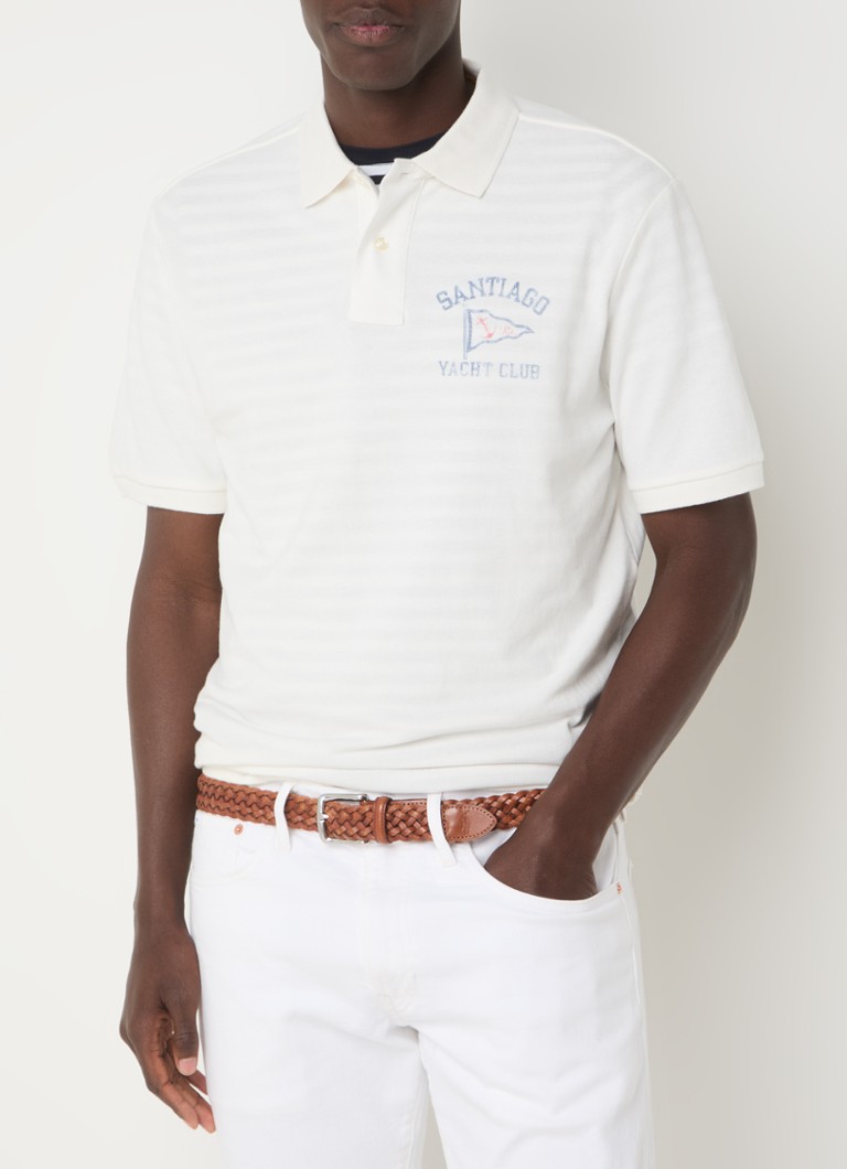 Polo Ralph Lauren de corte regular, confeccionada em piqué de algodão com estampa na frente e nas costas.