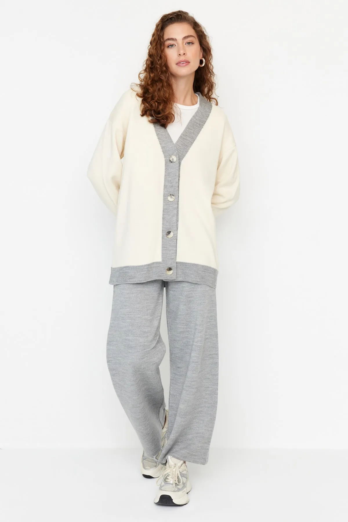 Trendyol Modest  Graues Strickset mit Cardigan und Hose und Streifendetail TCTAW22AU0156