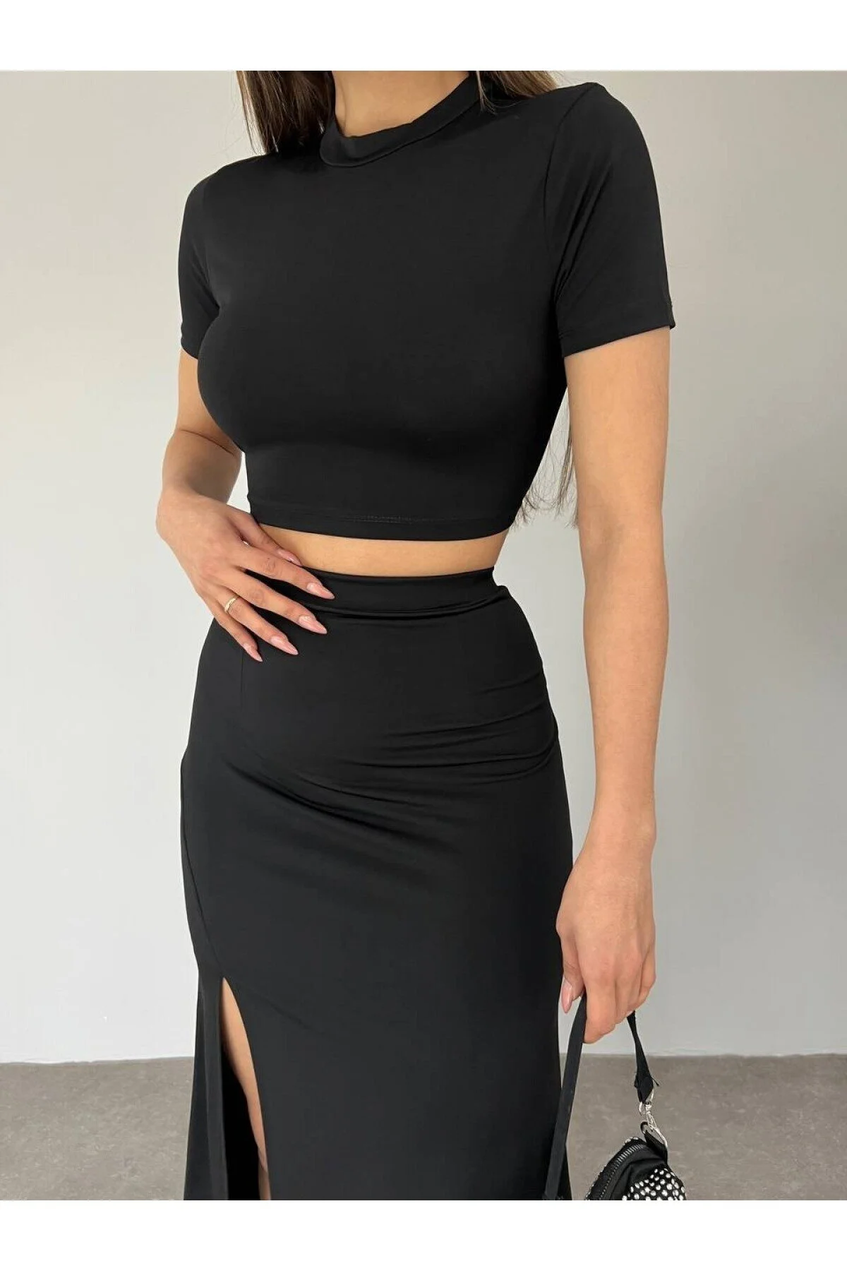 Modamorfo  Sandiger Crop-Anzug mit geschlitztem Rock