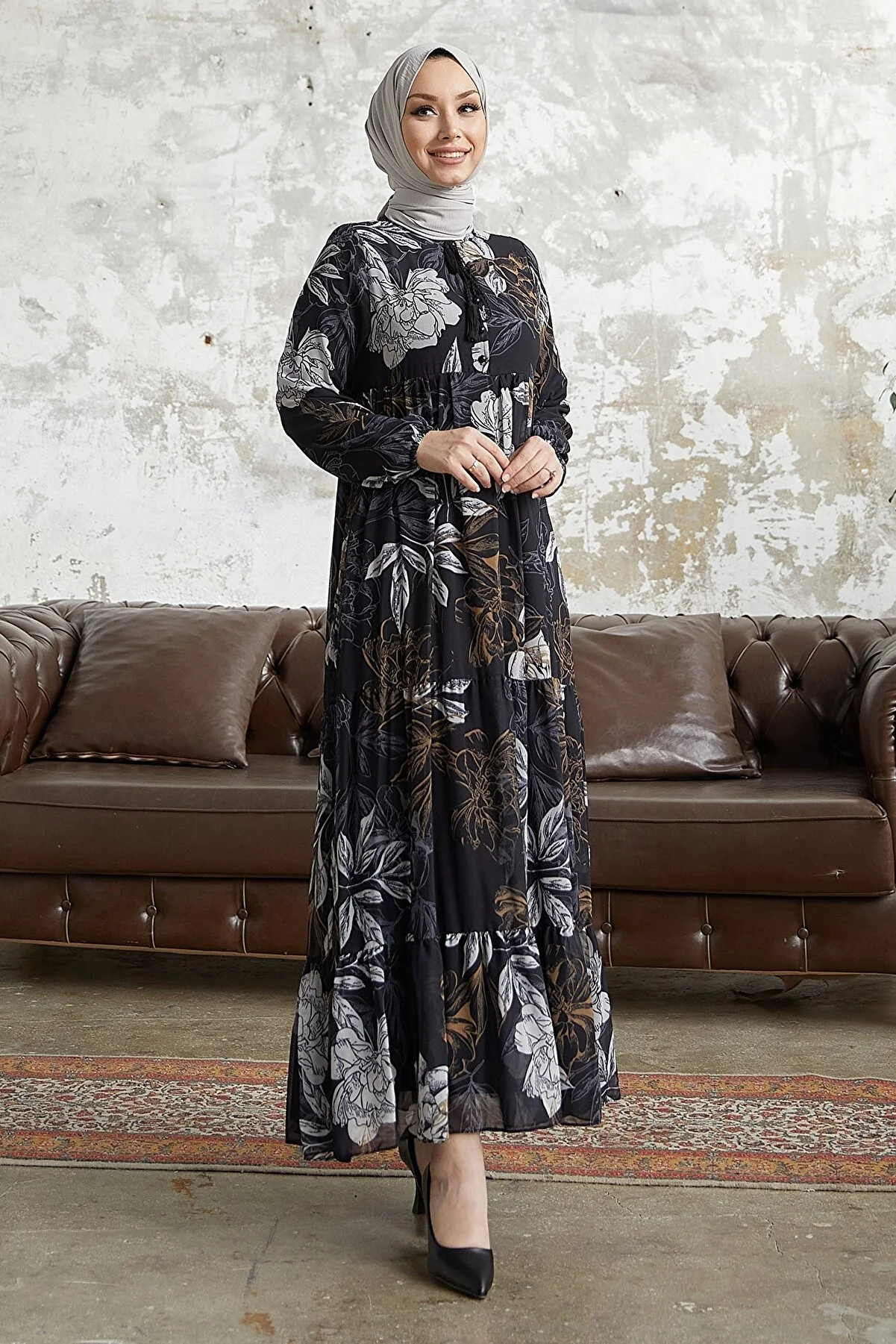 InStyle  Jalya Hijab-Kleid aus Chiffon mit geknöpftem Kragen und Schnürung – Schwarz