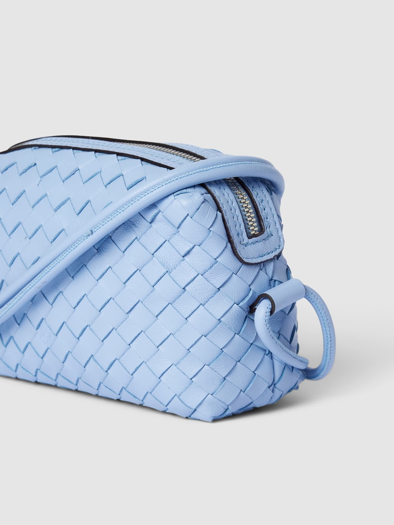 Umhängetasche mit Strukturmuster Modell 'PIUMA' in bleu