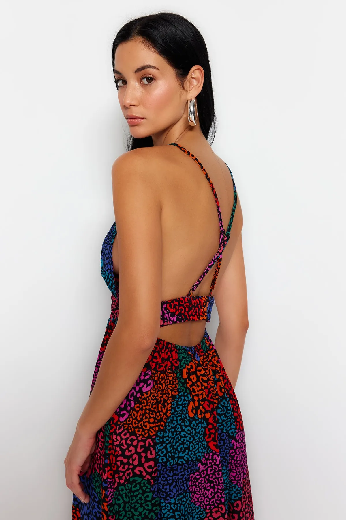 Trendyol Collection  Rückenfreies Maxi-Strandkleid aus Webstoff mit Tiermuster TBESS23EL00244
