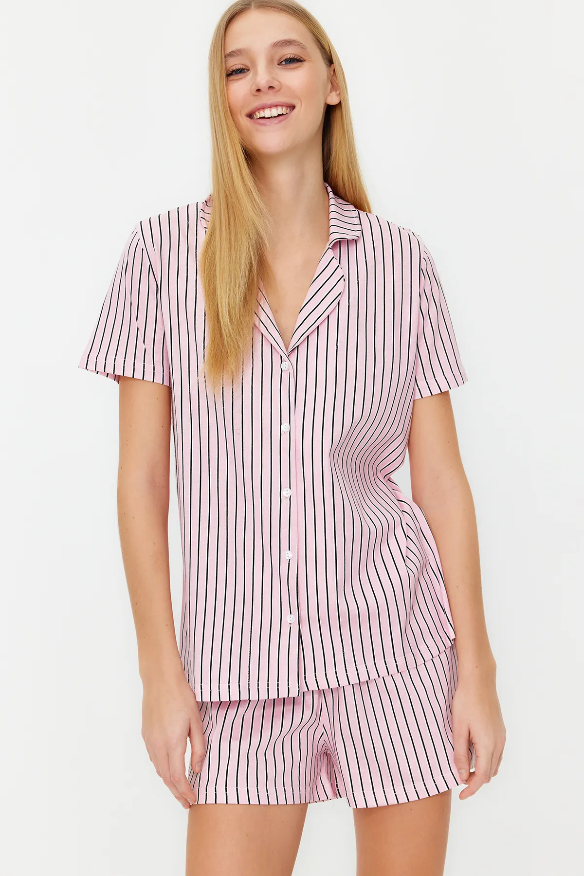 Trendyol Collection  Puderfarbenes, gestreiftes Strick-Pyjama-Set aus 100 % Baumwolle THMSS24PT00043
