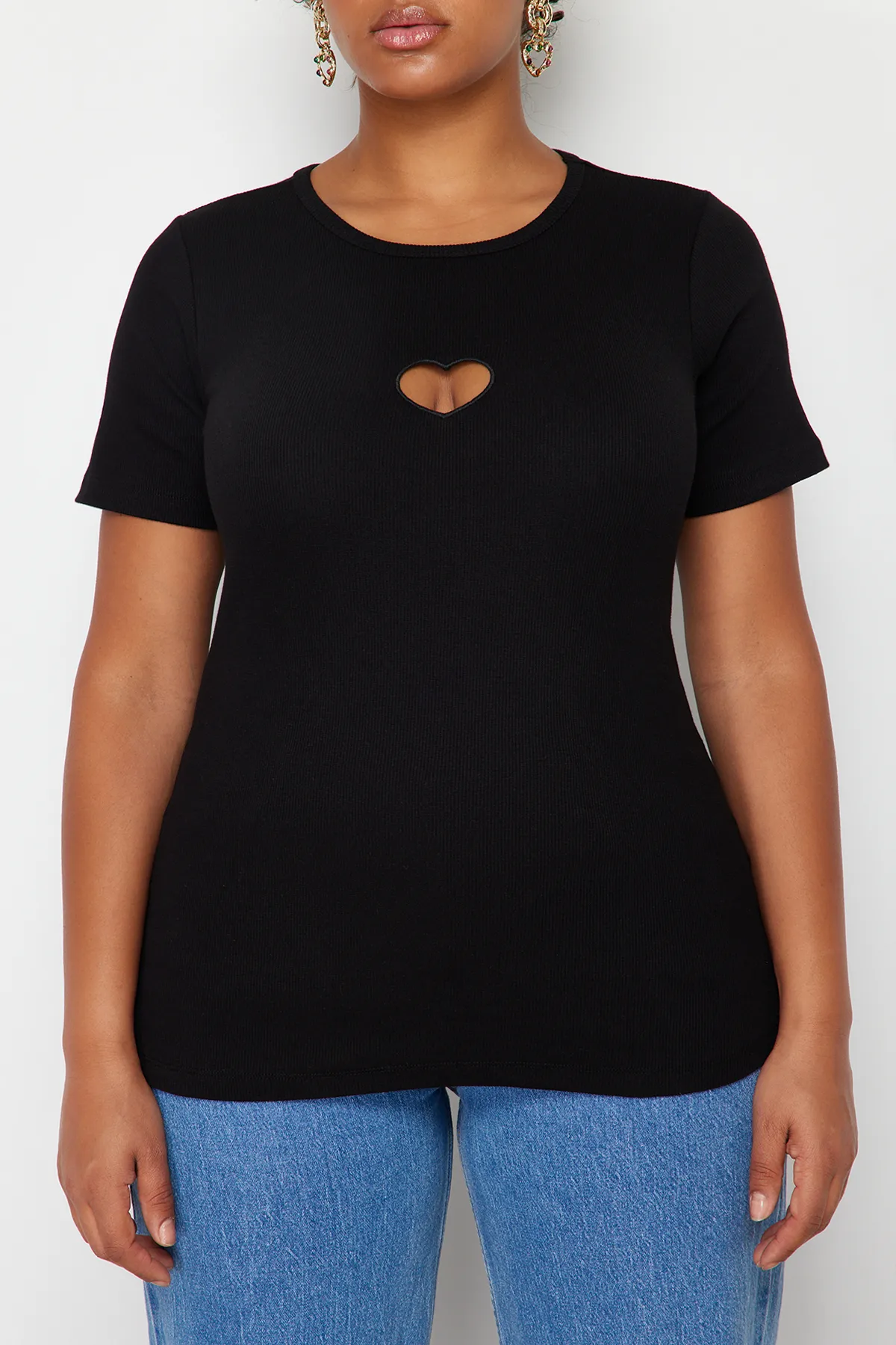 Trendyol Curve  Schwarzes, geripptes Strick-T-Shirt mit herzförmigem Ausschnitt TBBSS24BF00006