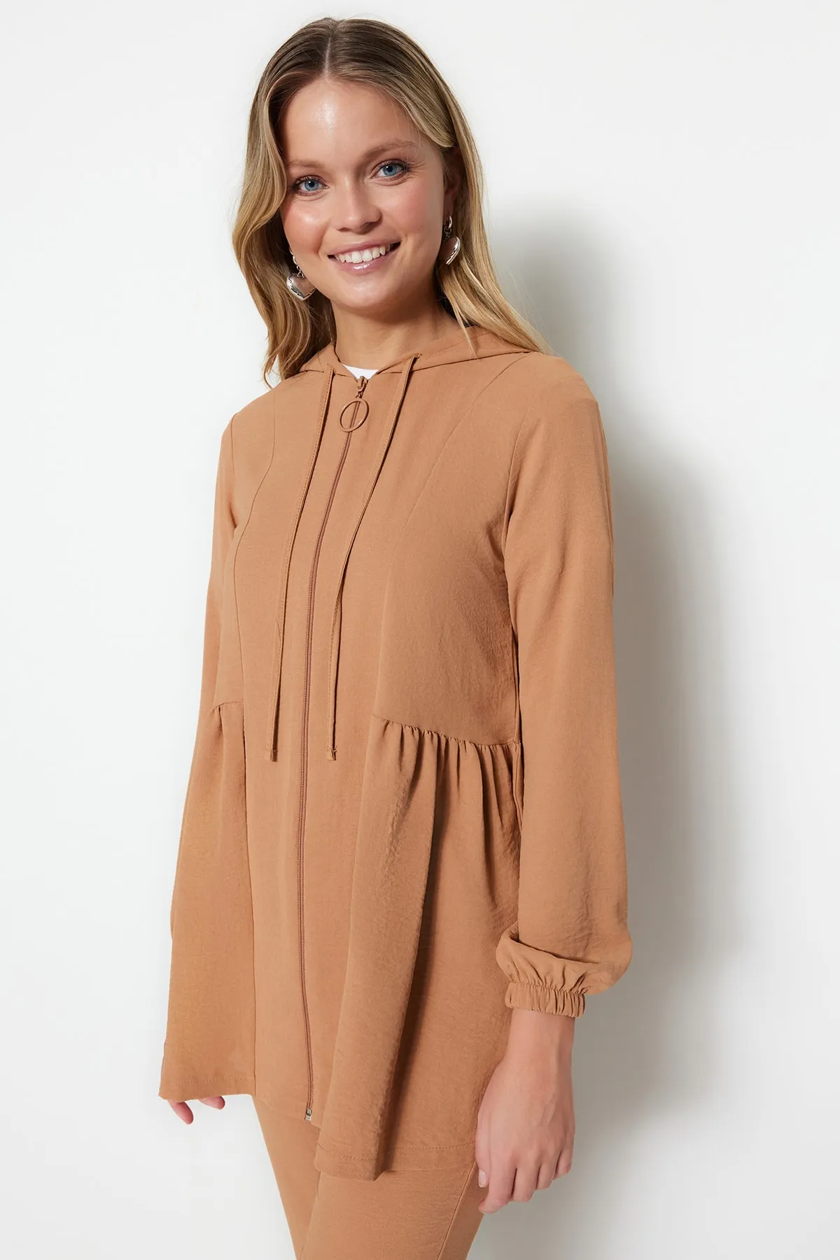 Trendyol Modest  Kamelfarbenes, gewebtes Aerobin-Cardigan-Hosen-Set mit Kapuze und Reißverschluss TCTSS23US00094