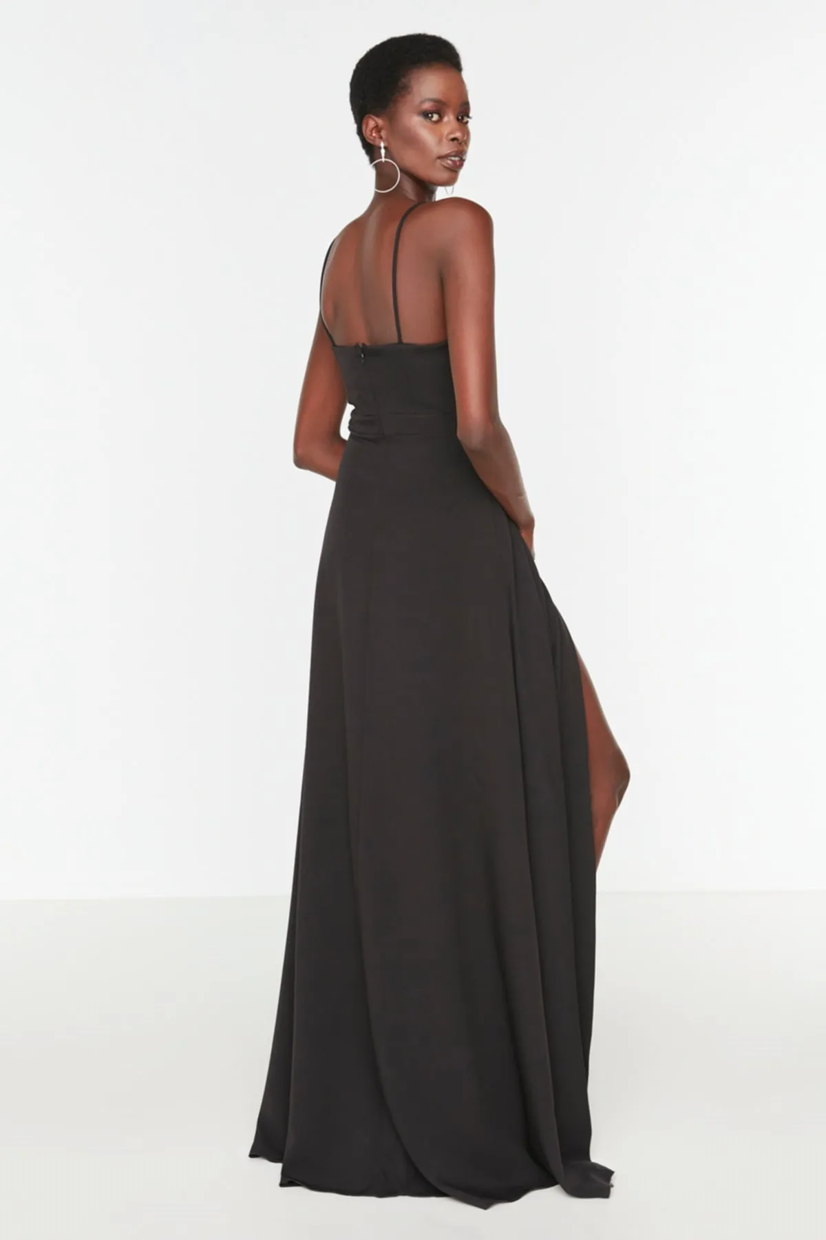 Trendyol Collection  Schwarzes, gewebtes, langes Abendkleid TPRSS19FZ0511