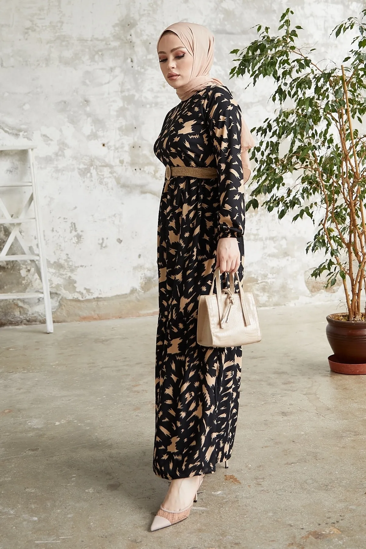 InStyle  Rena Kleid mit Strohgürtelmuster – Schwarz