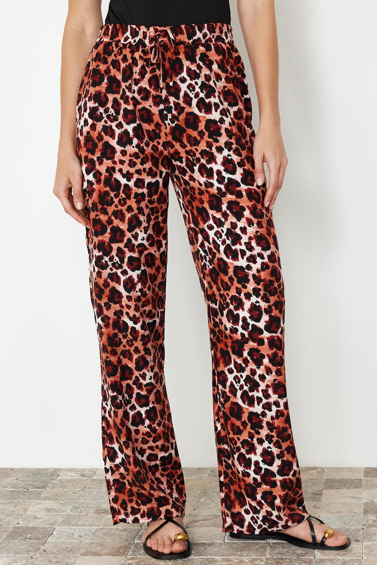 Trendyol Collection  Braune gewebte Hose mit weitem Bein und elastischem Bund und Leopardenmuster TWOSS24PL00159