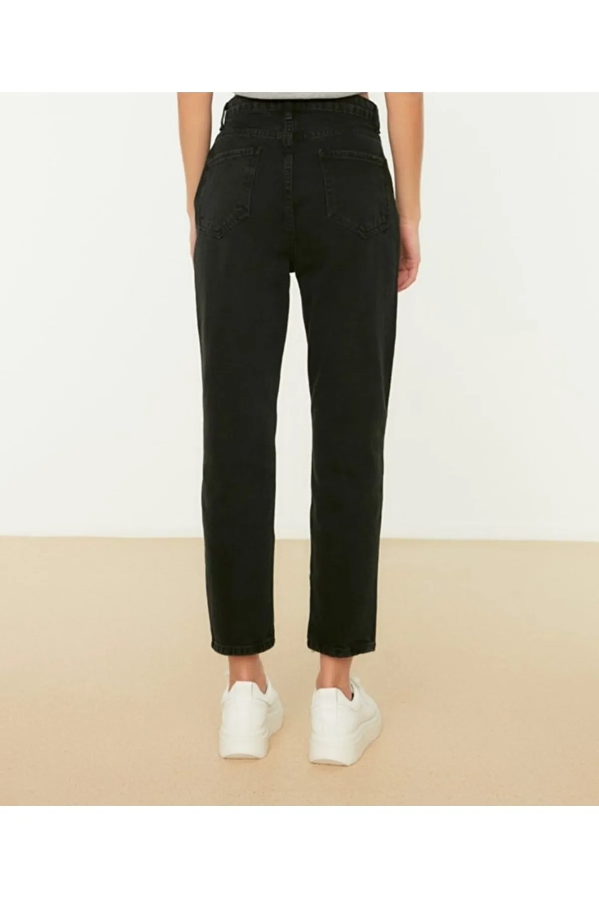 LİMABEL  Schwarze Mom-Jeans-Hose mit hoher Taille und farbechtem Lycra. Schwarze besonders bequeme Mom-Jeans