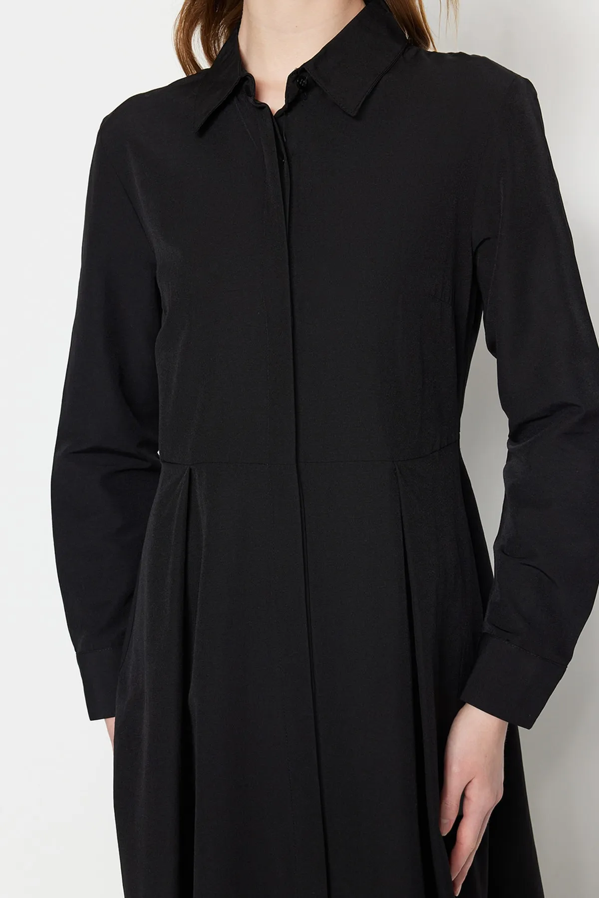 Trendyol Modest  Schwarzes Hemdblusenkleid aus gewebter Baumwolle mit versteckter Knopfleiste und Bindedetail auf der Rückseite TCTSS23EB00082
