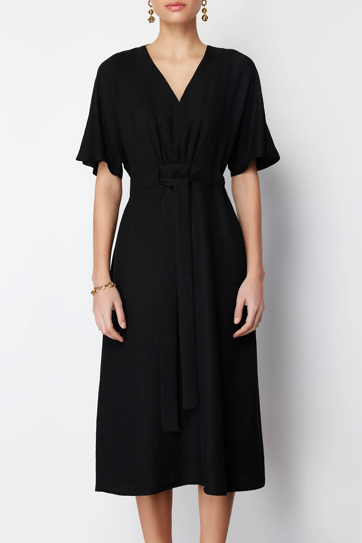 Trendyol Collection  Schwarzes, detailliertes, gewebtes Midikleid in A-Linie/Glockenform mit Krawatte TWOSS23EL01543