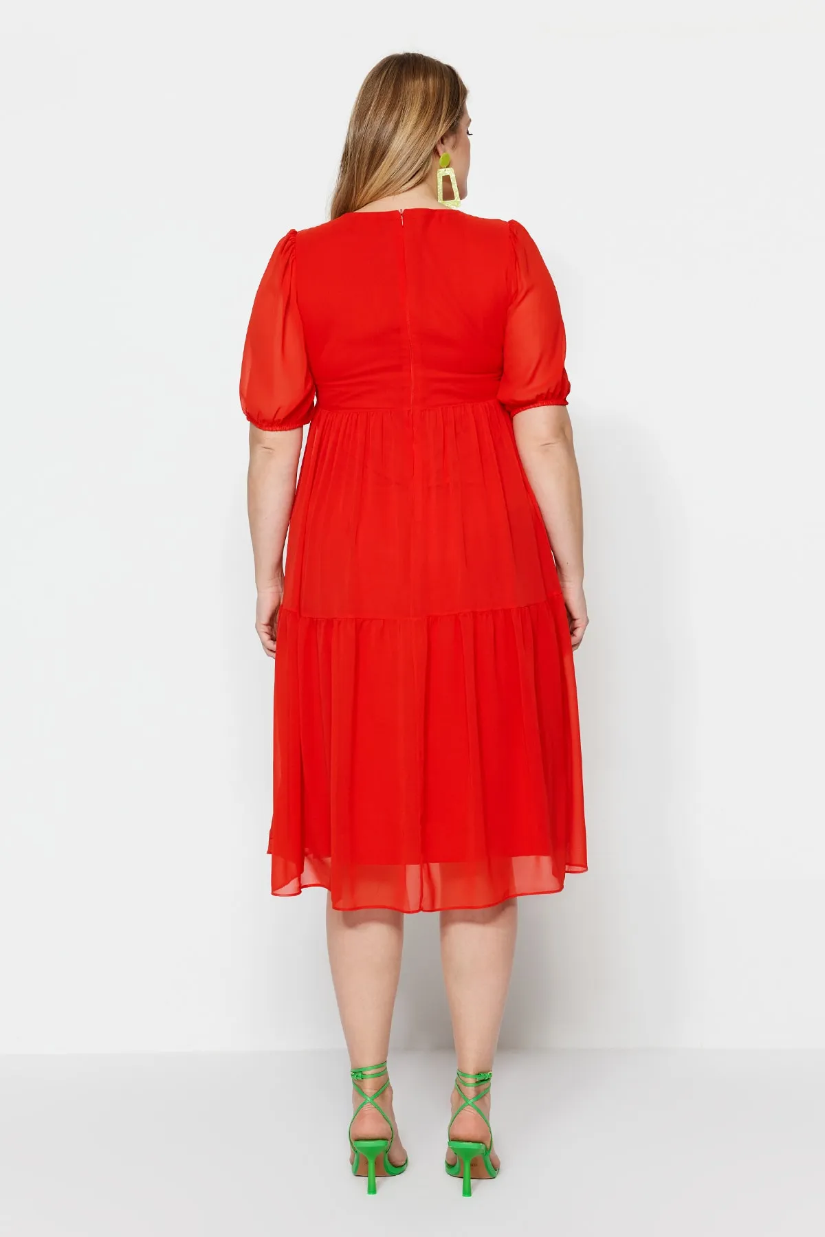 Trendyol Curve  Rotes gewebtes Chiffonkleid mit Ballonärmeln TBBSS23AH00041