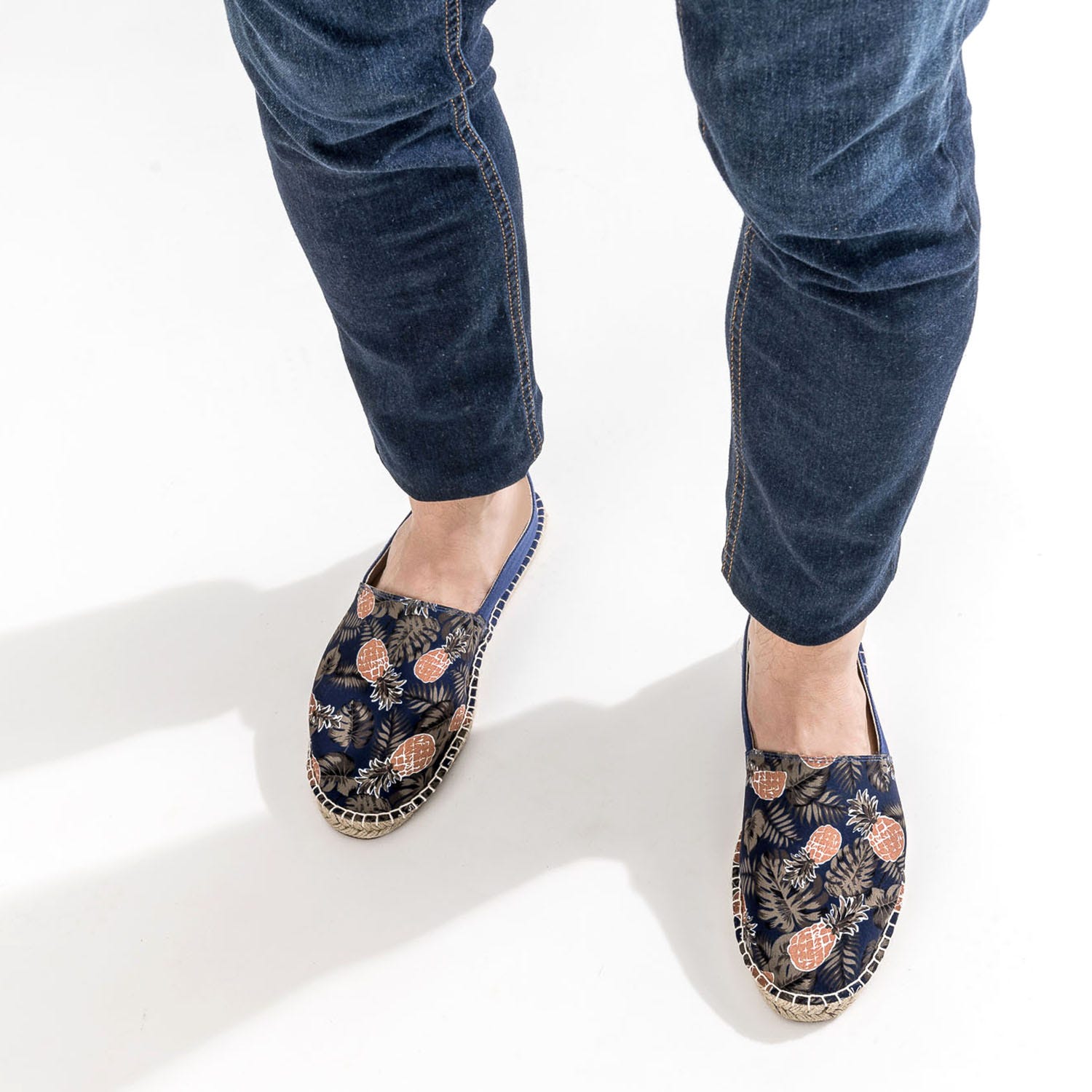 Espadrille bleue en toile imprimée ananas