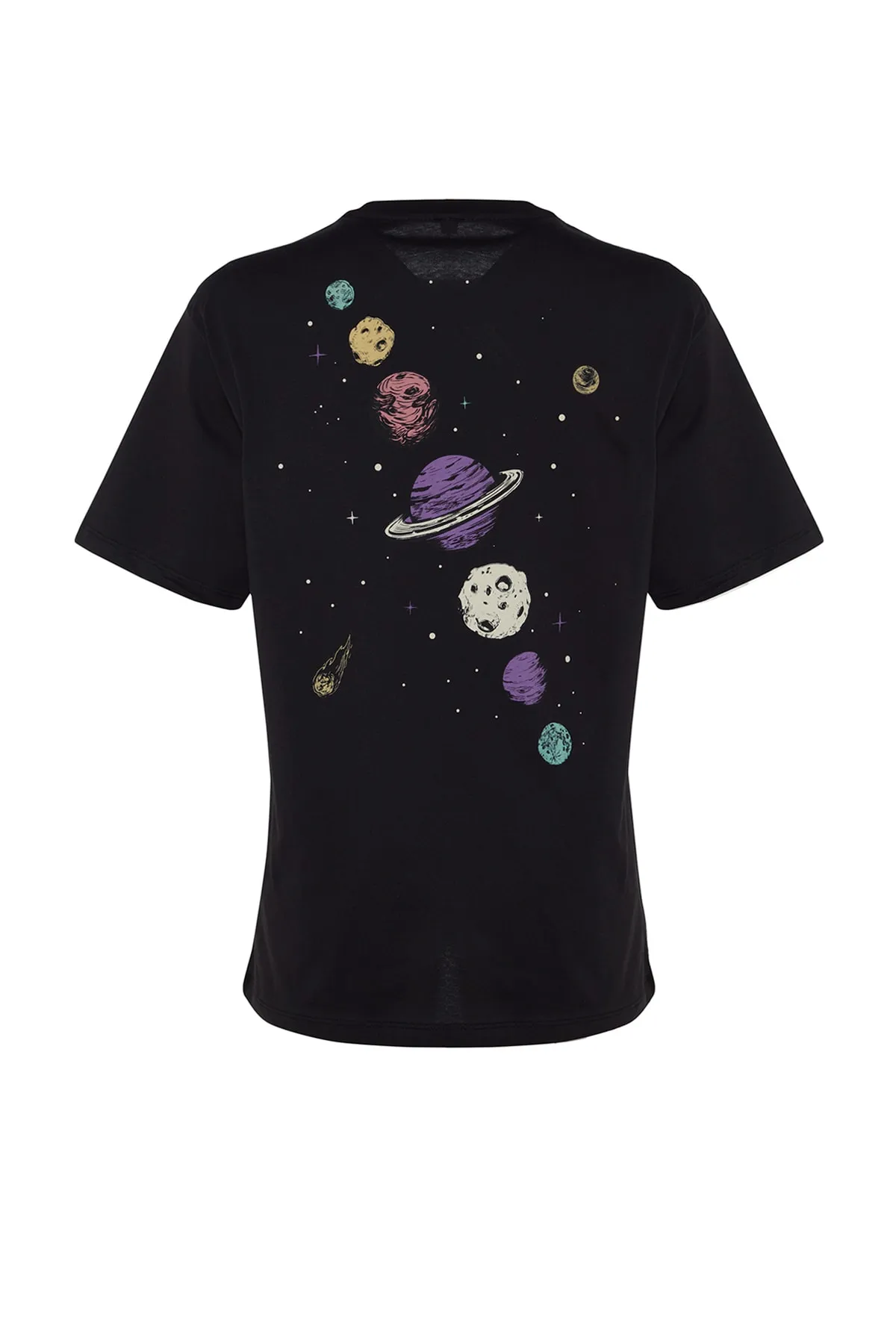 Trendyol Collection  Schwarzes Boyfriend-Strick-T-Shirt mit Rundhalsausschnitt aus 100 % Baumwolle mit Galaxy-Print auf der Vorder- und Rückseite TWOSS23TS00257
