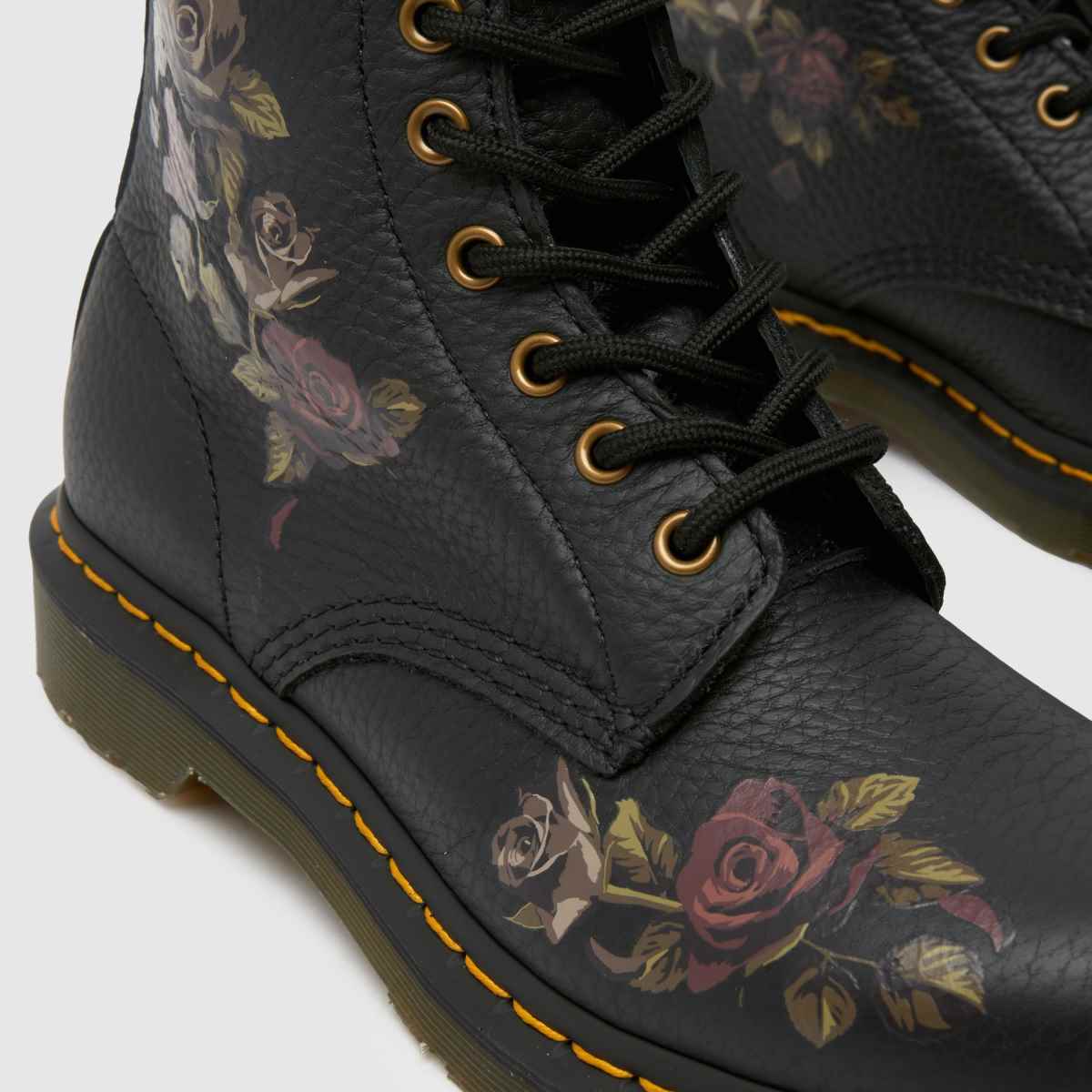 Škornji Dr. Martens 1460 v črni barvi