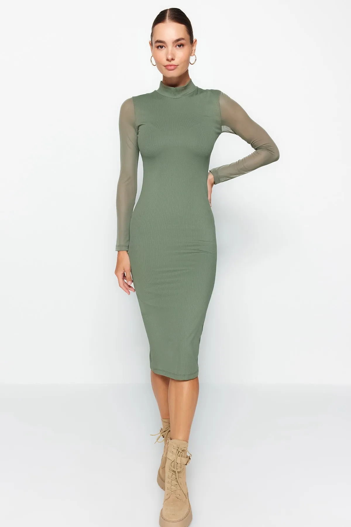 Trendyol Collection  Khakifarbenes, elegant geschnittenes Midi-Tüllkleid mit hohem Kragen und geripptem, flexiblem Strickkleid TWOAW24EL00177
