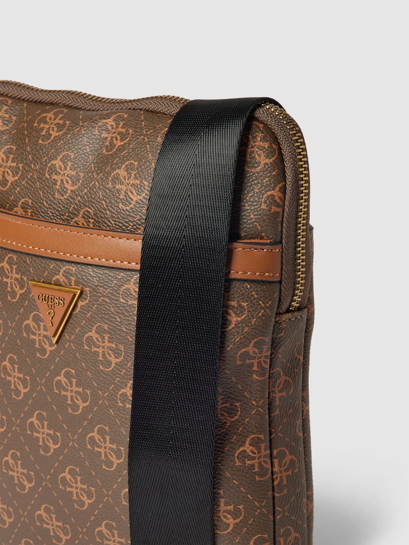Umhängetasche mit Allover-Logo in cognac