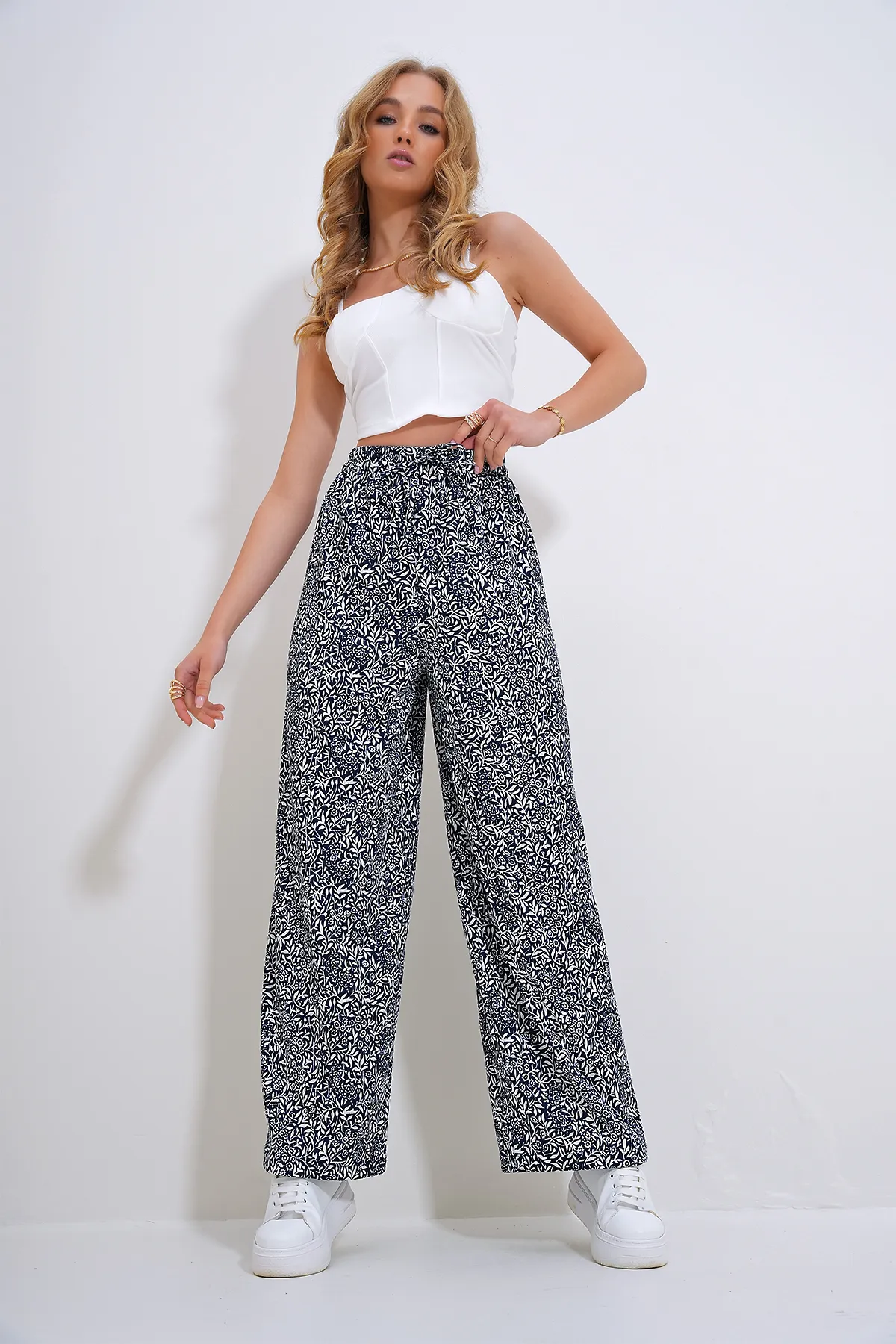 Trend Alaçatı Stili  Marineblau-weiß gemusterte Webhose für Damen mit entspanntem Schnitt ALC-X6528