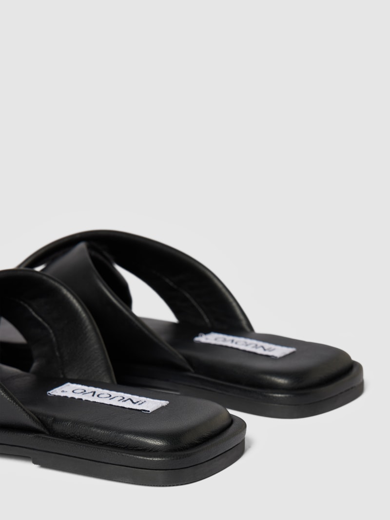 Slides mit gekreuzten Riemen in schwarz