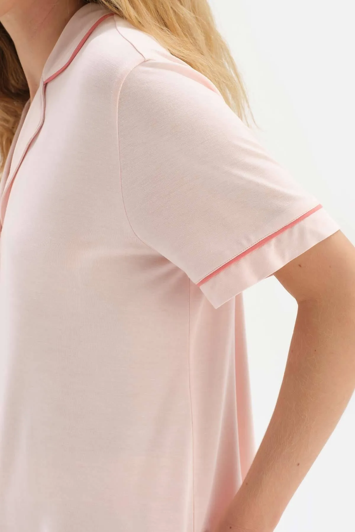 Dagi  Hellrosa Pyjama-Set mit gerippten Shorts und Hemdkragen