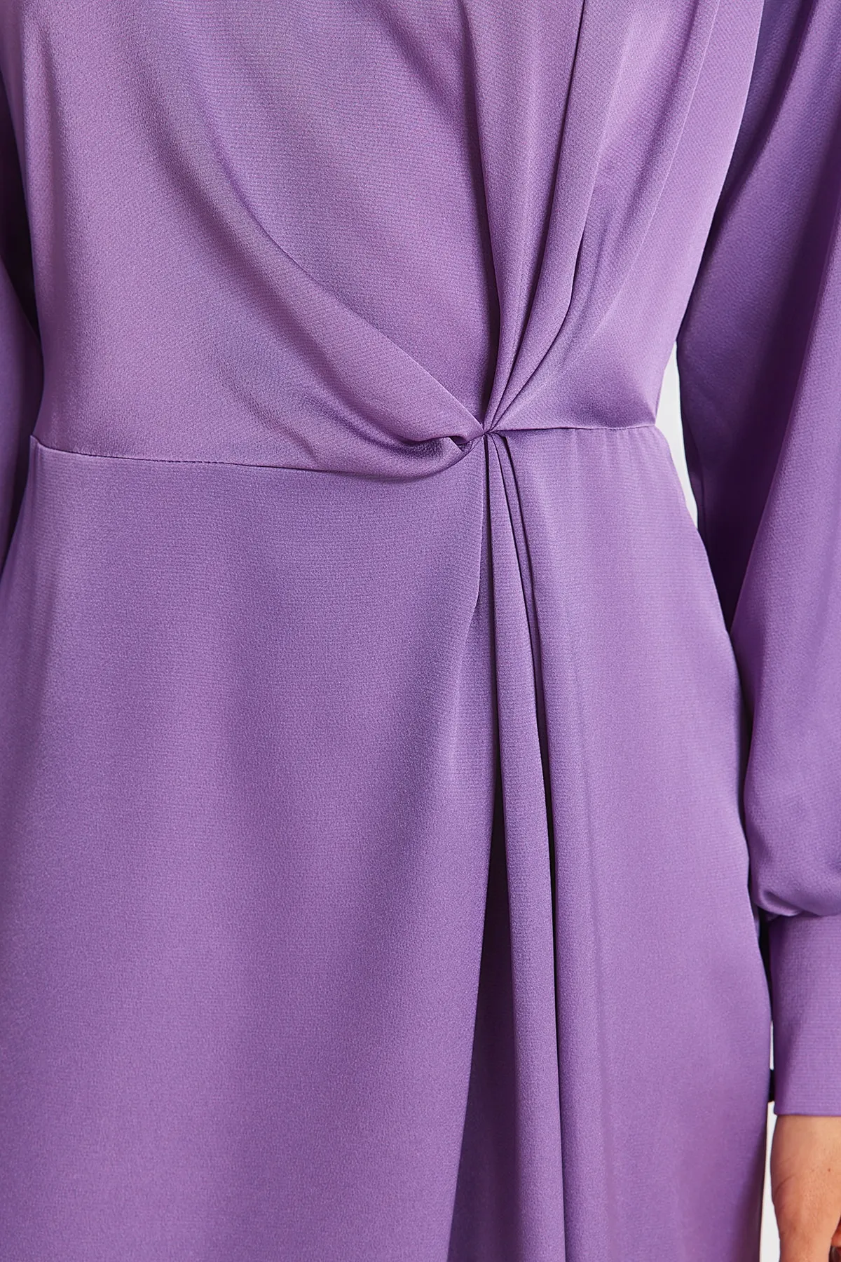 Trendyol Modest  Lila Abendkleid aus Satin mit geraffter Taille TCTSS23DB00043