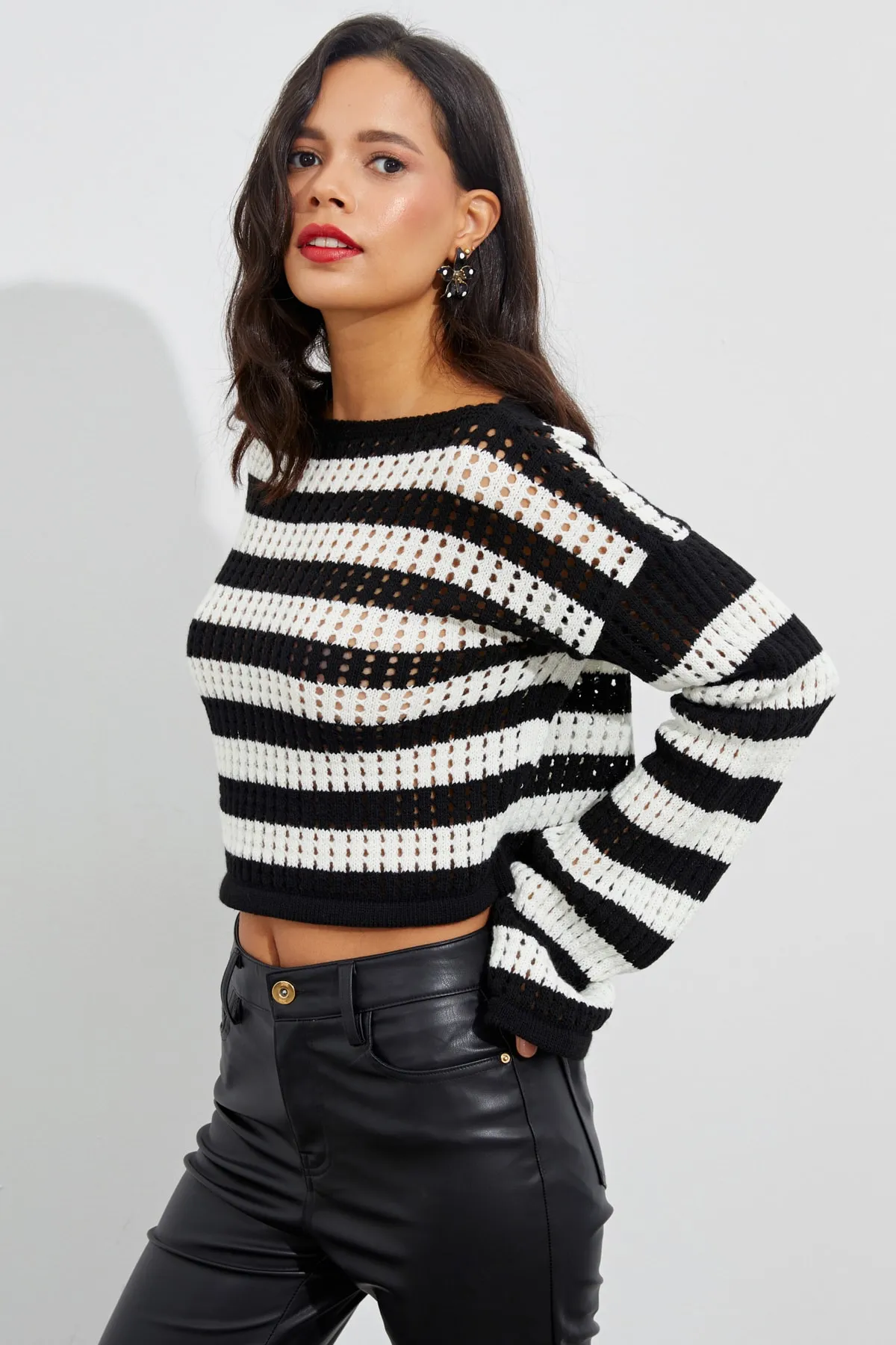 Cool & Sexy  Ecru-schwarze, durchbrochene Strick-Kurzbluse mit spanischen Ärmeln für Damen YV109