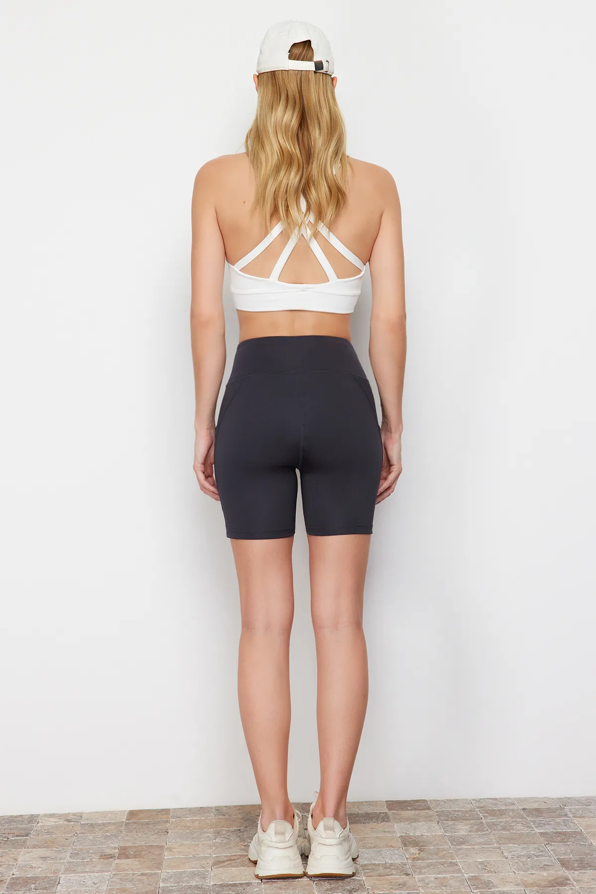 Trendyol Collection  Anthrazitfarbene Strick-Sportshorts/kurze Leggings mit Doppeltaschendetail THMSS24TY00030