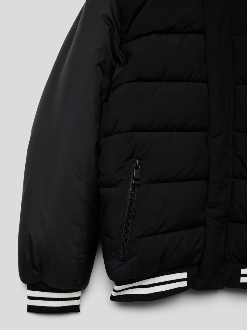 Steppjacke mit Kapuze in schwarz