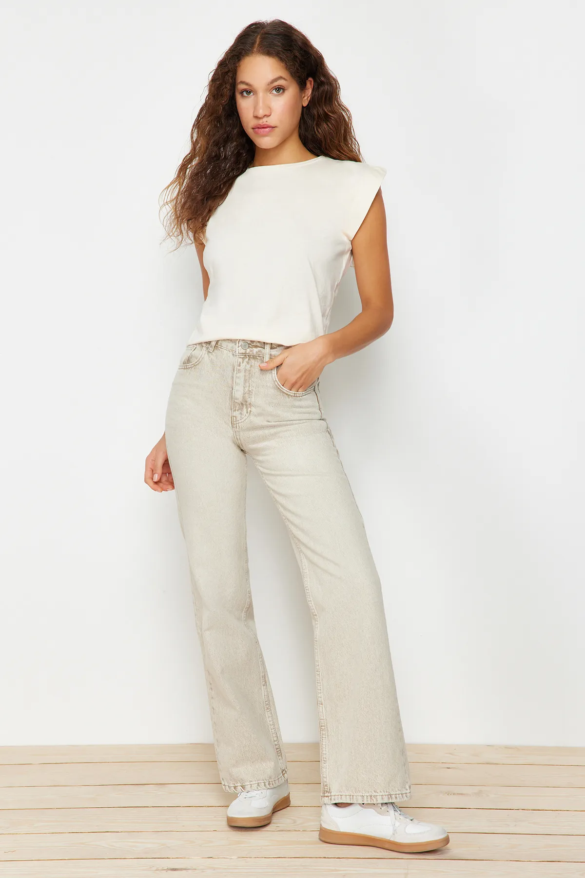 Trendyol Collection  Beigefarbenes Basic-Strick-T-Shirt mit Rundhalsausschnitt aus 100 % Baumwollwatte TWOSS20TS0021