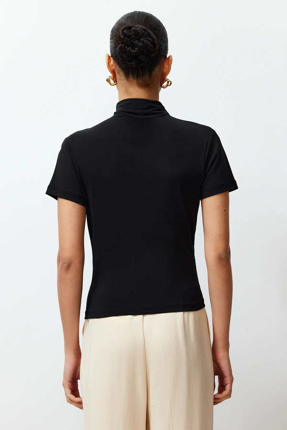Trendyol Collection  Schwarze, taillierte/taillierte Kurzarm-Stretch-Strickbluse mit Stehkragen und Raffung TWOSS24BZ00426