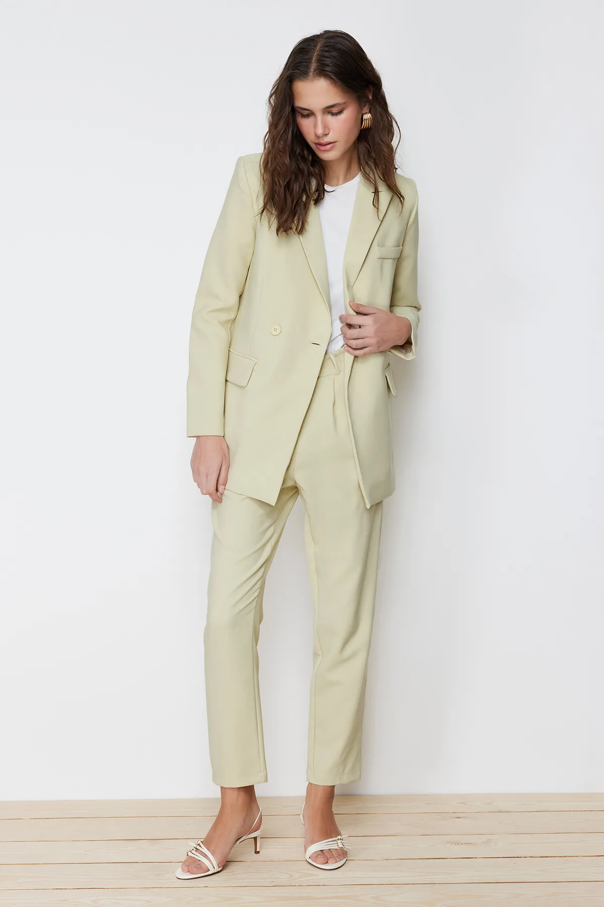 Trendyol Modest  Khakifarbenes Set aus Blazer und Hose – gewebt TCTAW23US00132