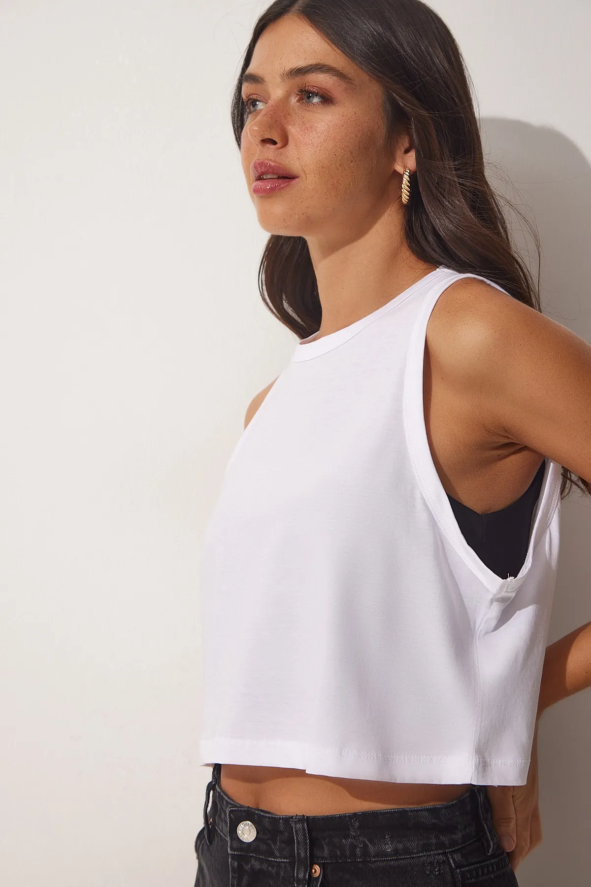 Happiness İstanbul  Weißes Damen-Crop-T-Shirt aus Baumwolle mit Neckholder-Kragen UB00097