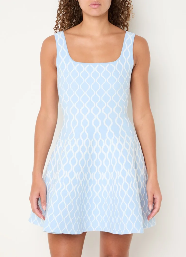 Rochie scurtă Maje din material fin tricotat cu imprimeu