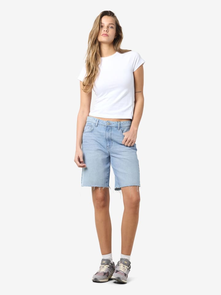 Noisy may Jeans-Shorts mit Fransensaum und 5 Taschen Design in Hellblau günstig kaufen