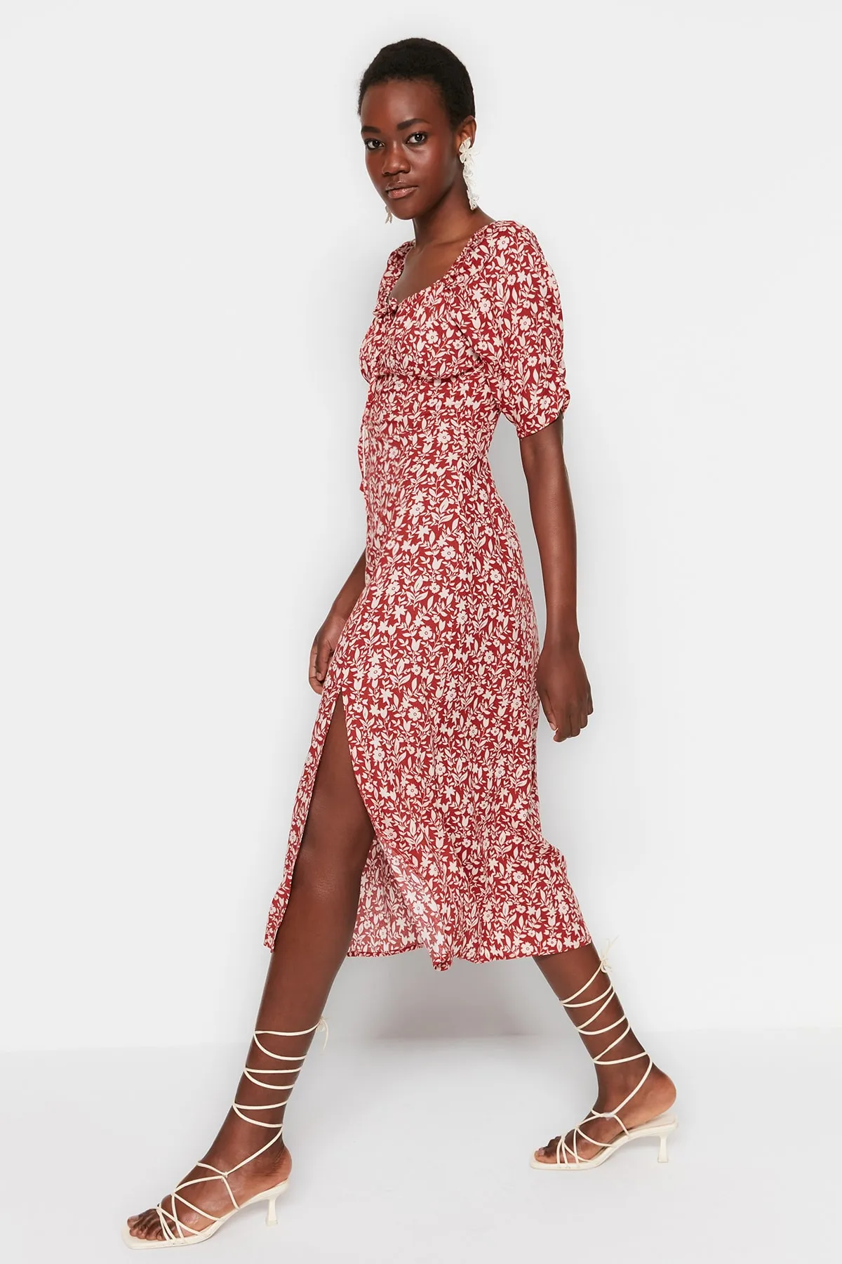 Trendyol Collection  Braunes, gerade geschnittenes Midi-Kleid aus gewebter Viskose mit Blumenmuster und Bindedetail TWOSS23EL00410
