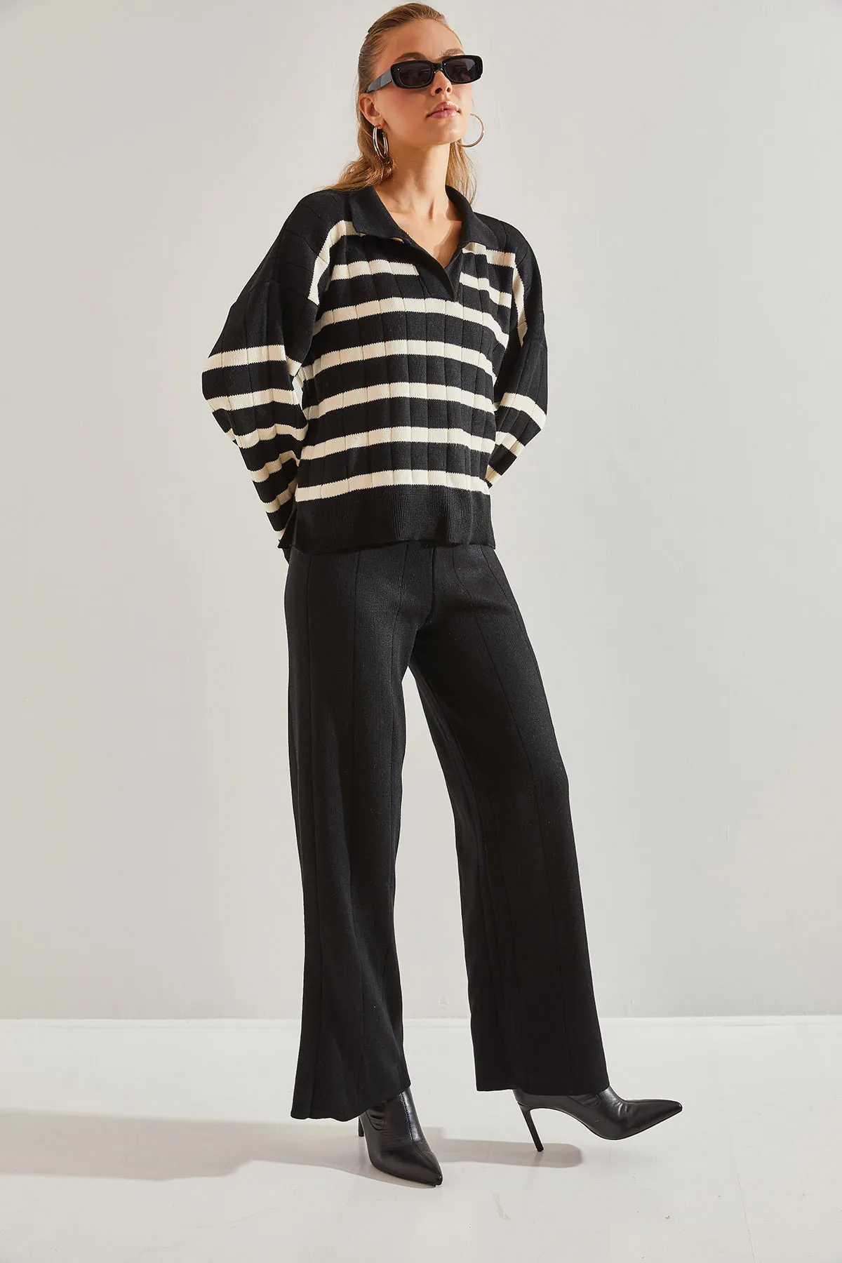 Bianco Lucci  Set aus gestreiftem Strickoberteil und -unterteil für Damen