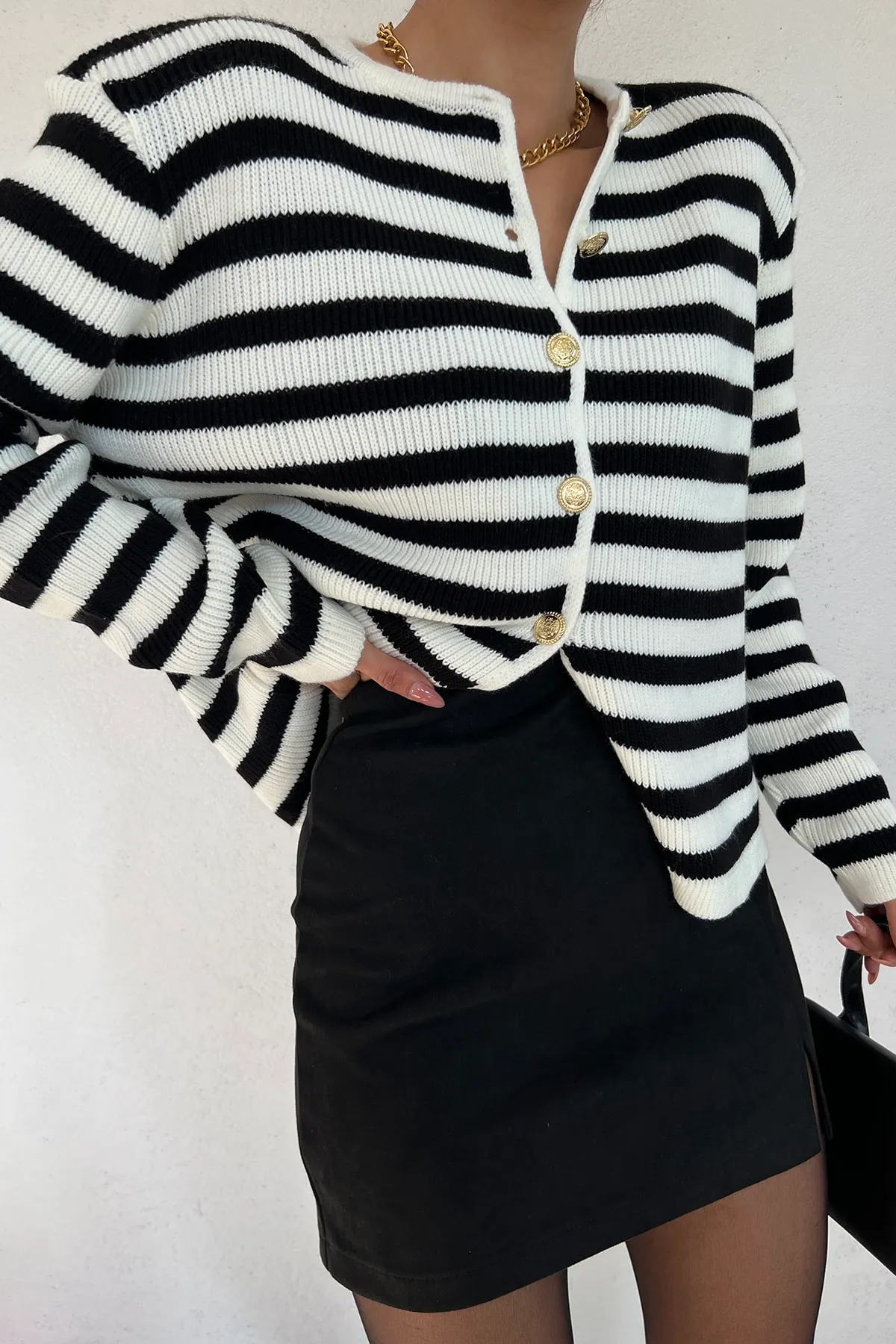 LE CARAMBOLE  Damen-Cardigan aus geripptem Strick mit Rundhalsausschnitt, weiß und schwarz gestreift