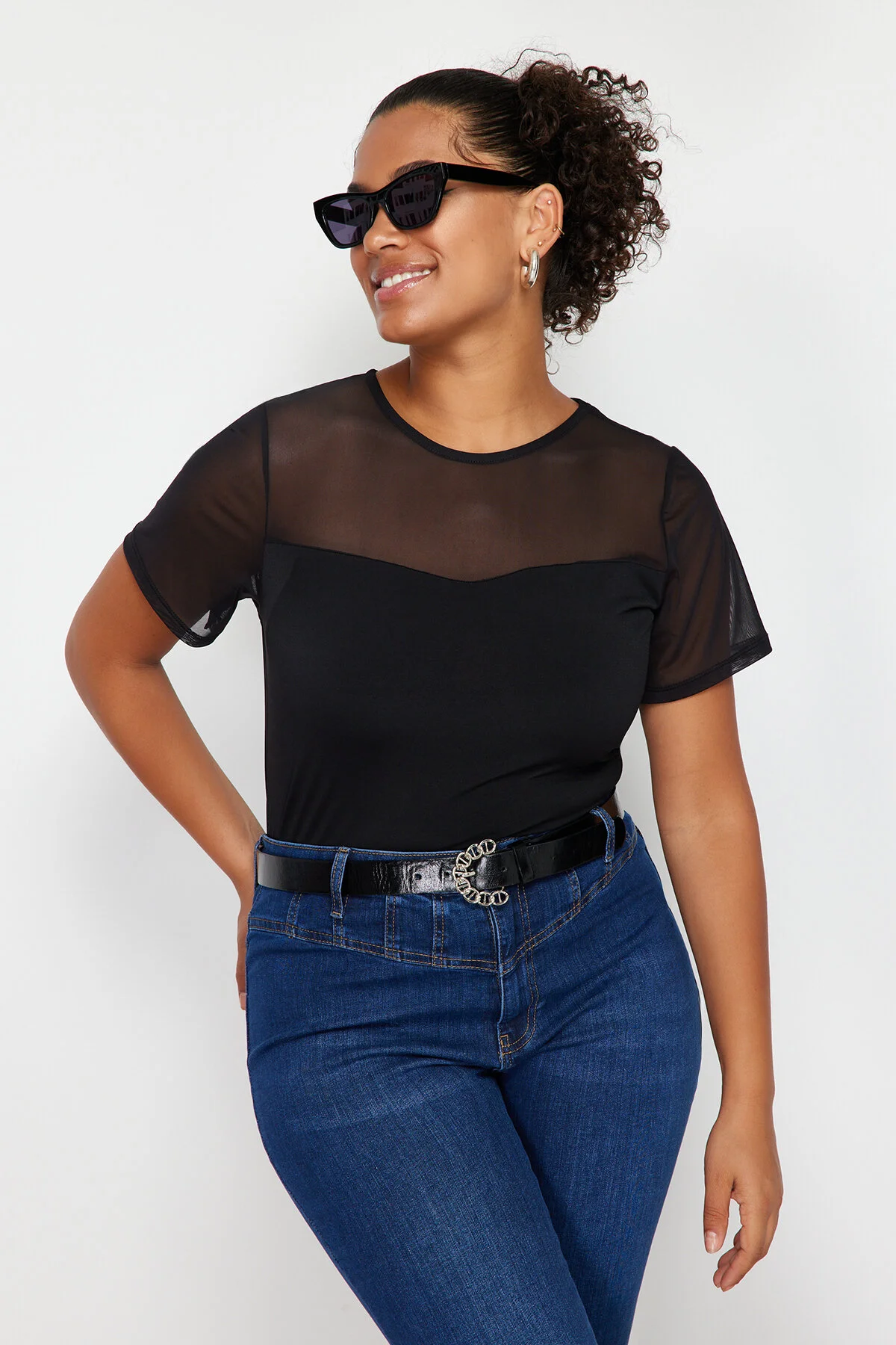 Trendyol Curve  Schwarze Strickbluse mit Herzkragen und Mesh-Details TBSSS24AF00046