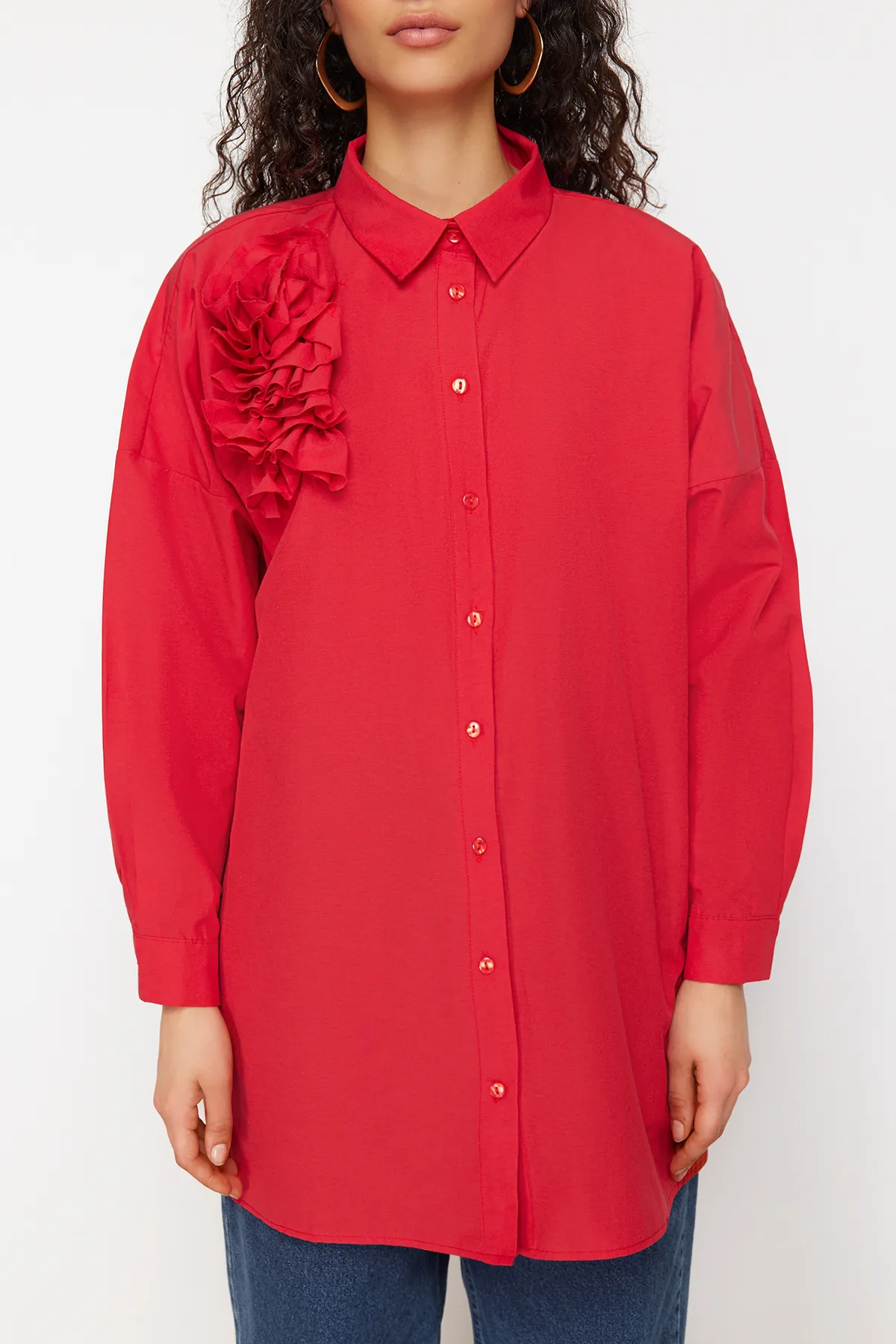 Trendyol Modest  Rotes gewebtes Baumwollhemd mit Blumenapplikationen TCTSS24TG00030