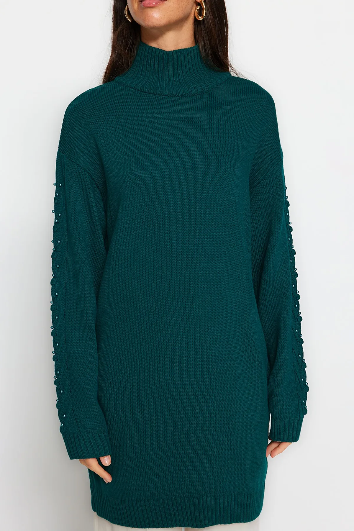 Trendyol Modest  Dunkelgrüner Strickpullover mit Perlendetails und Ärmeln TCTAW24AK00129