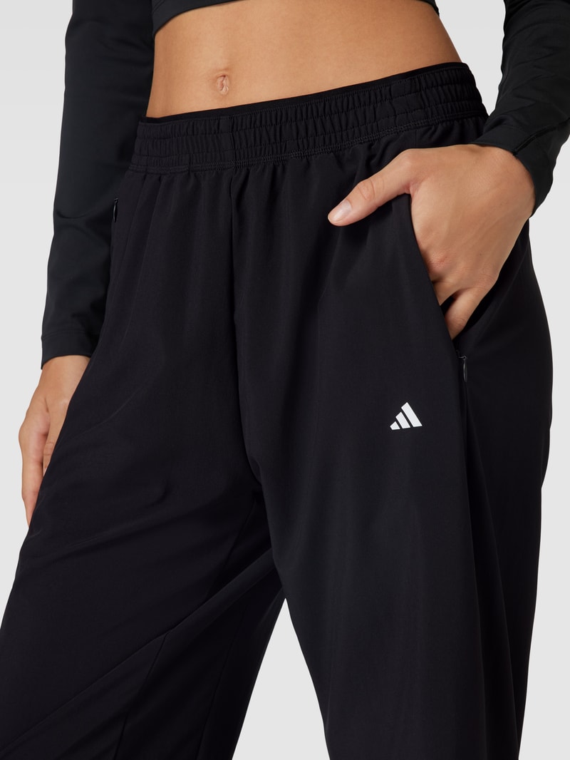 Sweatpants mit seitlichen Eingrifftaschen in schwarz