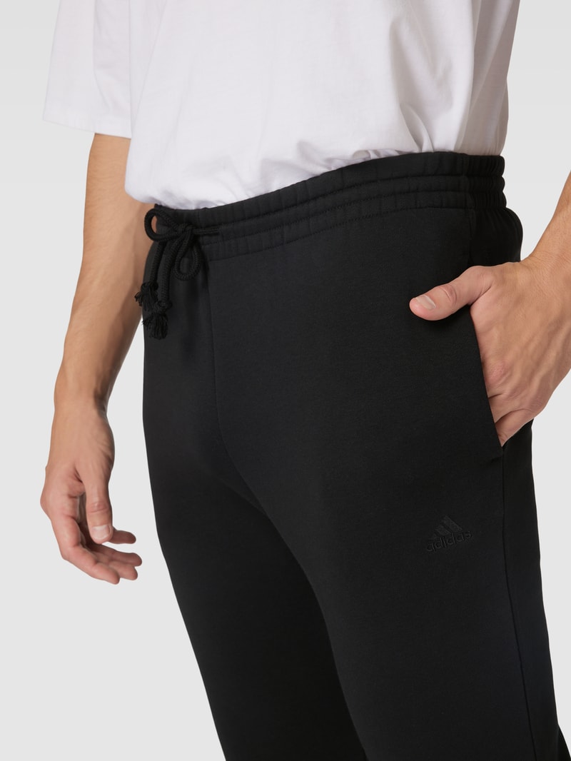 Trainingshose mit seitlichen Eingrifftaschen in schwarz