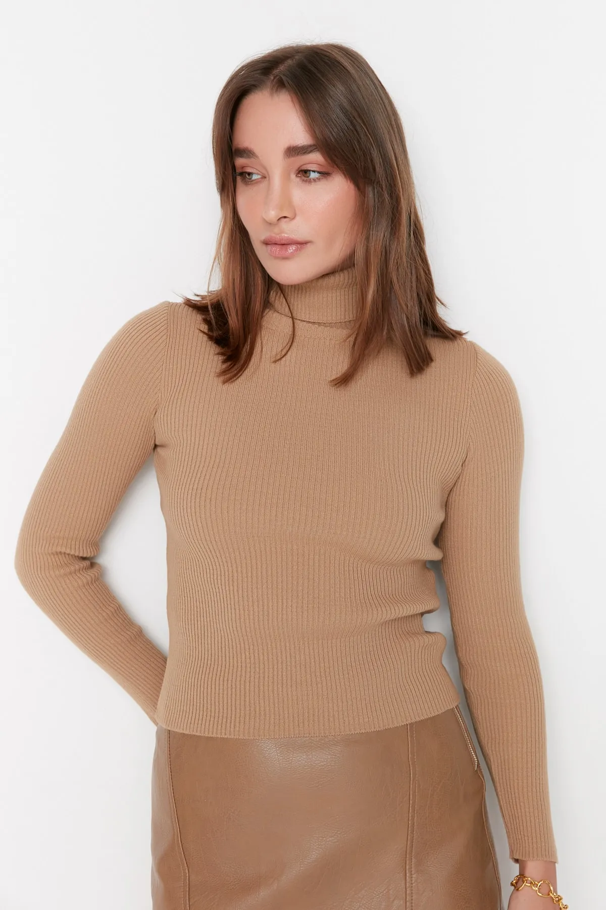 Trendyol Collection  Kamelfarbener Basic-Rollkragenpullover TWOAW21KZ1279