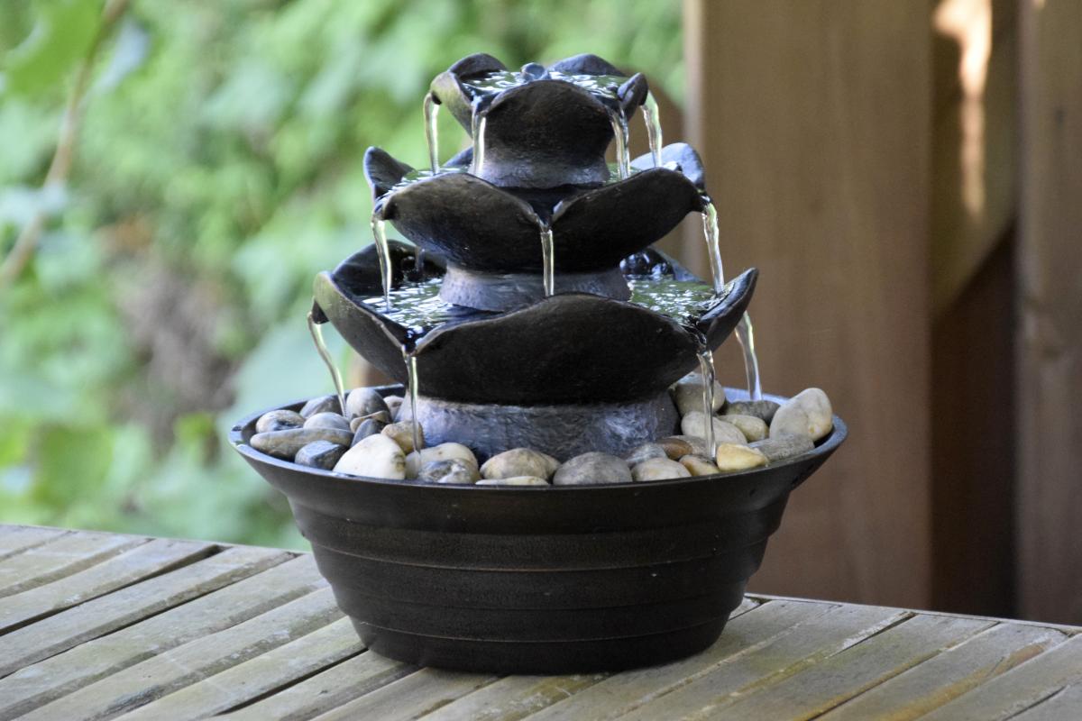 dobar Design-Zimmerbrunnen mit Deko-Steinen