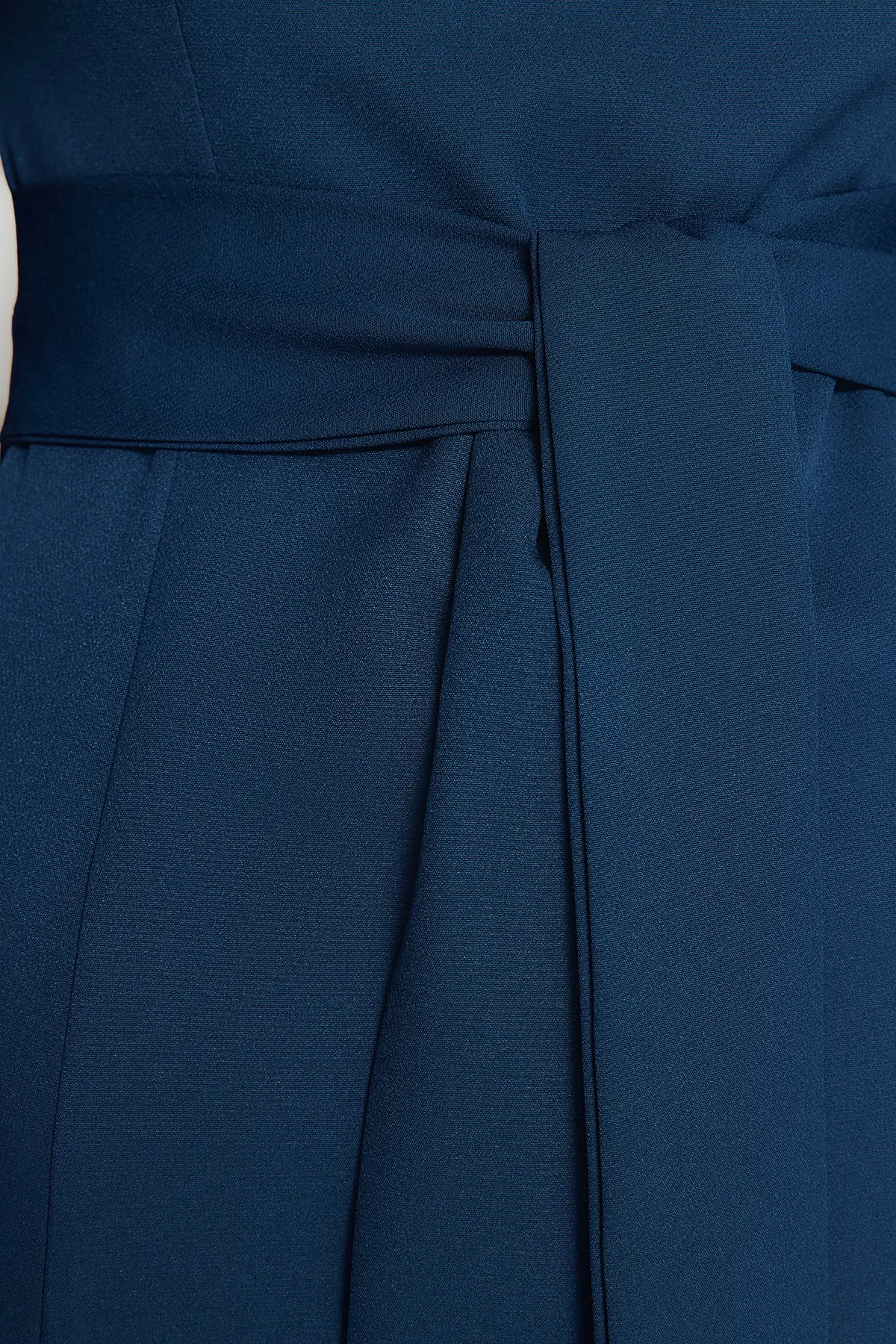 Trendyol Collection  Petrolfarbenes Body-Wickel-Midikleid aus Webstoff mit Gürtel TWOAW23EL00895