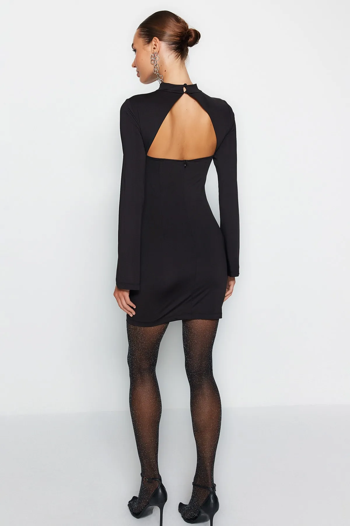 Trendyol Collection  Elegantes Abendkleid in Schwarz mit offener Taille und Skater-Ausschnitt TPRAW24EL00042