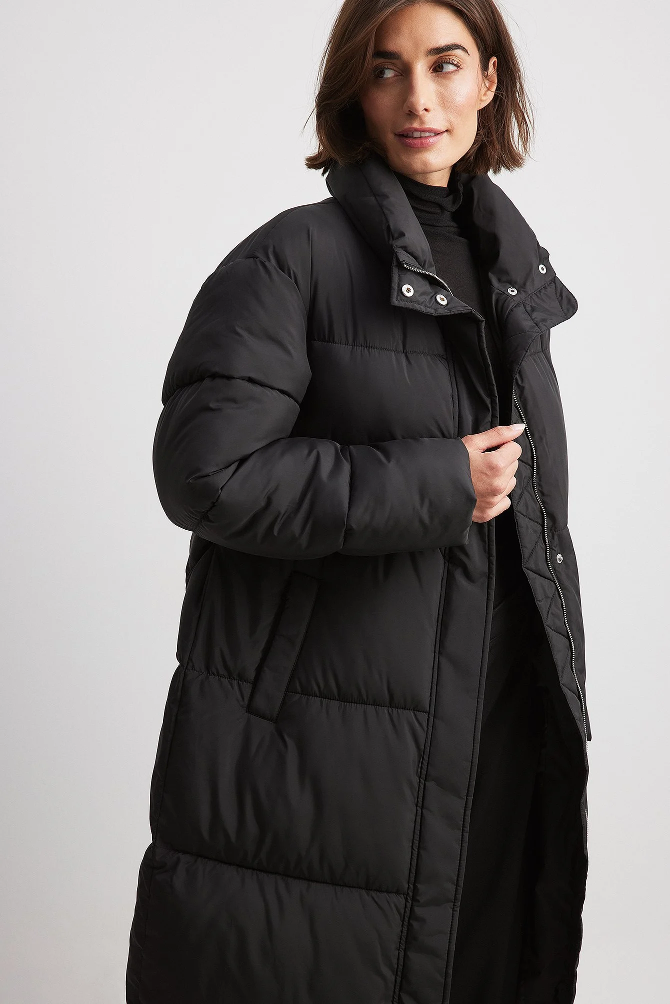Lange gefütterte Jacke mit Gürtel
